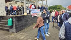 Decenas de vecinos se concentraron frente al centro de salud.