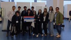 <span lang= gl >Os dez estudantes do equipo eum�s Rompentes, coa profesora de Oratoria (dereita), no Pazo da Cultura de Nar�n</span>