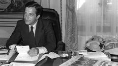 En esta ocasi&oacute;n no tenemos que recurrir a la inteligencia artificial para recrear el discurso de Adolfo Su&aacute;rez, ya que se puede ver en YouTube. Esta imagen no es del momento en que pronunci&oacute; esas palabras, sino en su despacho en La Moncloa (&iquest;sab&eacute;is que son esos objetos de la derecha?). Su&aacute;rez fue presidente del Gobierno de Espa&ntilde;a hasta enero de 1981 (investigad qu&eacute; pas&oacute; cuando se eleg&iacute;a a su sucesor en el Congreso) y falleci&oacute; el 23 de marzo del 2014.