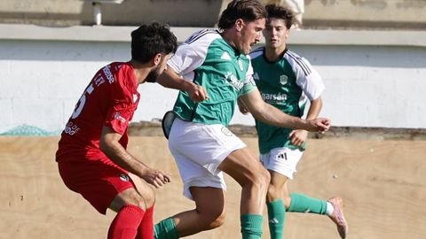 Jairo Campo, el goleador mari�ano, durante el partido de la pasada semana contra el San Tirso.