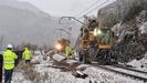 Trabajadores de Adif en la rampa de Pajares