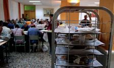 El comedor de La Salle, en la foto de archivo, asiste a decenas de personas sin recursos.