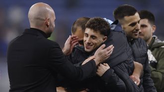 El t&eacute;cnico celeste saluda a Pablo Dur&aacute;n tras la clasificaci&oacute;n a cuartos de la Europa League en Lyon.