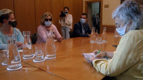 La alcaldesa de Gij�n, Ana Gonz�lez (d), durante la reuni�n que mantuvo este jueves con representantes de la Federaci�n de Pe�as Taurinas