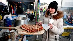 Detalle del dispositivo solidario de acogida ante la llegada de refugiados ucranianos a la localidad polaca de Medyka, cerca de la frontera.