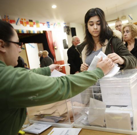 Paula, ejerciendo por vez primera su derecho al voto
