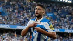 Zakaria celebra un gol en el Abanca Riazor se�alando el escudo del Deportivo.