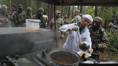 Soldados ucranianos esperan la comida tras un entrenamiento en Bucha, en la regi�n de Kiev