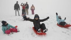 Las familias ya disfrutan desde este mediod�a de la nieve, aunque no ha sido muy abundante