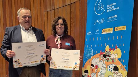 El alcalde, José Manuel López Varela, y la concejala Rocío López, con el diploma