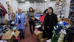 Natalia (a la derecha) junto a su t�a Zoia, y su hija Anastasyia en el bajo de la asociaci�n