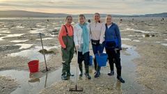 La matrona Loli Rodr�guez, segunda por la izquierda, acompa�ada de mariscadoras en la r�a de Arousa