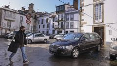 Veh�culos estacionados en la plaza de la Algalia de Abaixo, en Santiago