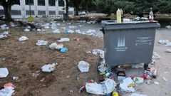 Estado en el que qued el campus sur de la Universidade de Santiago tras el botelln de la noche del Apstol