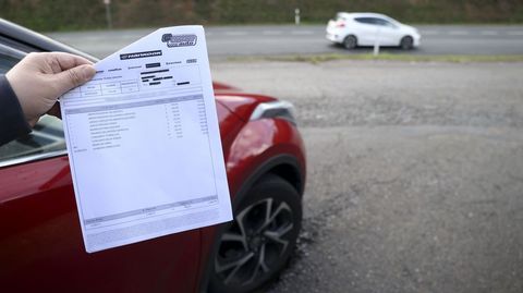 Santiago L&oacute;pez muestra el presupuesto de su taller por la reparaci&oacute;n de su coche, al pie de la N-550