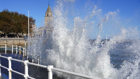 Una ola rompe en el paseo de la playa de San Lorenzo en Gij�n