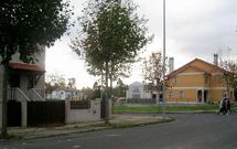 La banda actuaba en viviendas o urbanizaciones apartadas o poco vigiladas, como esta de Melide. 