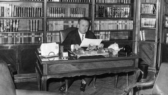 Jos� Manuel Lara Hern�ndez, fundador del grupo Planeta, en su despacho.