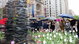 Momento da inauguraci�n da exposici�n de Nova York. Manolo Paz (coa gorra con viseira) charla co conselleiro de Cultura, Jos� L�pez Campos.