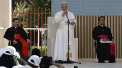 El papa Le�n XIV durante su intervenci�n ayer en la visita a un centro de C�ritas en Madrid.