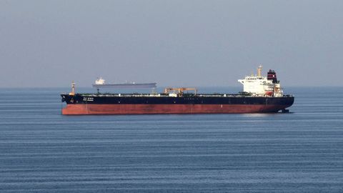 Foto de archivo de un petrolero atravesando el estrecho de Ormuz.
