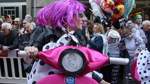 S�bado de pi�ata en Celanova.Los gruposy comparsas estuvieron muy animados, con tem�ticas variadas, como Mary Poppins, las vespas.