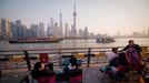 Gente tomando caf� en una terraza, con el �skyline� de Shangh�i al fondo.