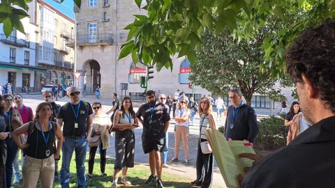 Parada da ruta literaria diante do Hotel Compostela, na praza de Galicia, onde Lorca aloxouse en maio e agosto de 1932.