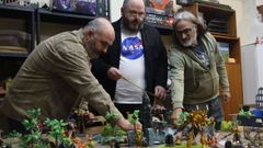 Gabi Martnez, Miguel Regueira y Edu Gorente, en una partida de Warhammer.