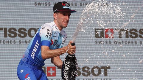 Simon Yates festeja su victoria de etapa