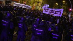 Manifestantes en la calle Ferraz de Madrid contra la aplicaci�n de la ley de amnist�a.