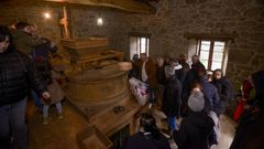 Una visita de los vecinos tras la restauraci�n del molino de Pesqueiras en enero del 2025