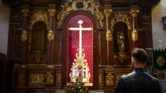 Un hombre observa el hueco (a la izquierda) del que fue sustra�da, en la tarde del jueves, la talla de un �ngel del siglo XVIII, en la iglesia Vera de la Cruz en Valladolid.