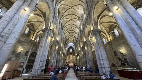 Catedral de Ourense. Impresionante nave central, de 84 metros de largo. Difano espacio que permite ver el presbiterio desde el fondo, tras la reforma de 1937 con la que se retir el coro ubicado en la zona delantera del templo.