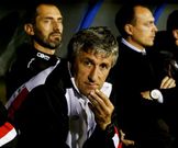 Quique Seti�n, en el banquillo del estadio de Santo Domingo. 