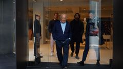 El fundador de Zara visit el pasado abril una de las tiendas acompaado del director de Zara hombre, Javier Romero (detrs de Amancio Ortega con pantaln claro) y del director general del grupo, scar Prez Marcote (a su lado)