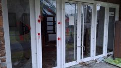 Los cristales de las puertas de entrada est&aacute;n rotos, al igual que los de las ventanas