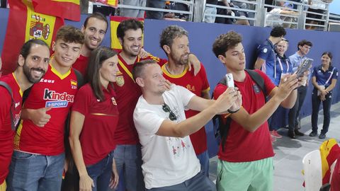 Con una representacin del equipo de waterpolo masculino