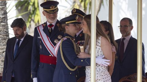 La princesa Leonor y su hermana la infanta Sof�a, abrazadas