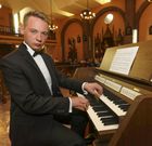 Adrianek dio un concierto y toc� en la misa. 