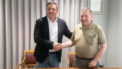 Los presidentes de la Diputaci�n (izquierda) y la Asociaci�n Casa do Mel, tras la firma del convenio de colaboraci�n entre ambas entidades