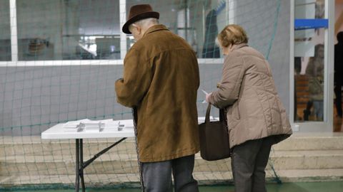 Dos personas mayores votando en las ltimas elecciones autonmicas.