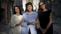 Cris Torrente, Aldara Pardo y Laura Calvo, creadoras del colectivo de tatuadoras Lengua de Fuego en A Corua