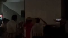 El momento del apag�n, con varios aficionados de pie lament�ndose.