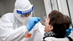 Un sanitario toma una muestra en un punto m�vil de test en la ciudad de Colonia