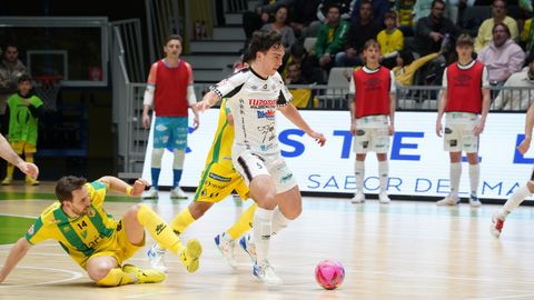 Montero salva la entrada de Alan Brandi en una acci&oacute;n del encuentro.