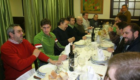 Juan de Dios Rom�n compart�a un cocido hace diez a�os con directivos y t�cnicos del BM Lal�n. 