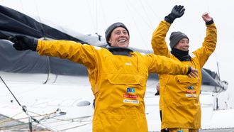 T&aacute;mara Echegoyen, con los brazos extendidos tras alcanzar la meta del Trofeo Julio Verne.