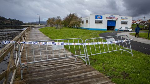 La pasarela de madera est� cerrada al paso en el paseo mar�timo de Noia.