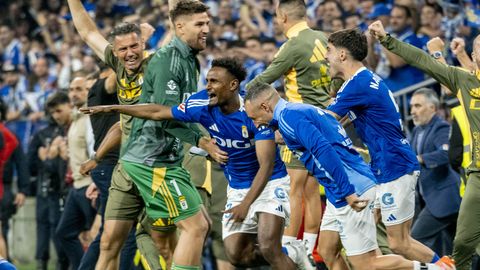 Jugadores del Real Oviedo celebran el ascenso a Primera División
